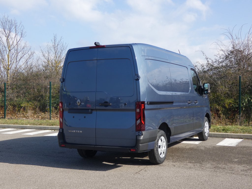 Photo véhicule 1 RENAULT Master fourgon nouveau TRAC 3T5 L2H2 BLUE DCI 170 EXTRA