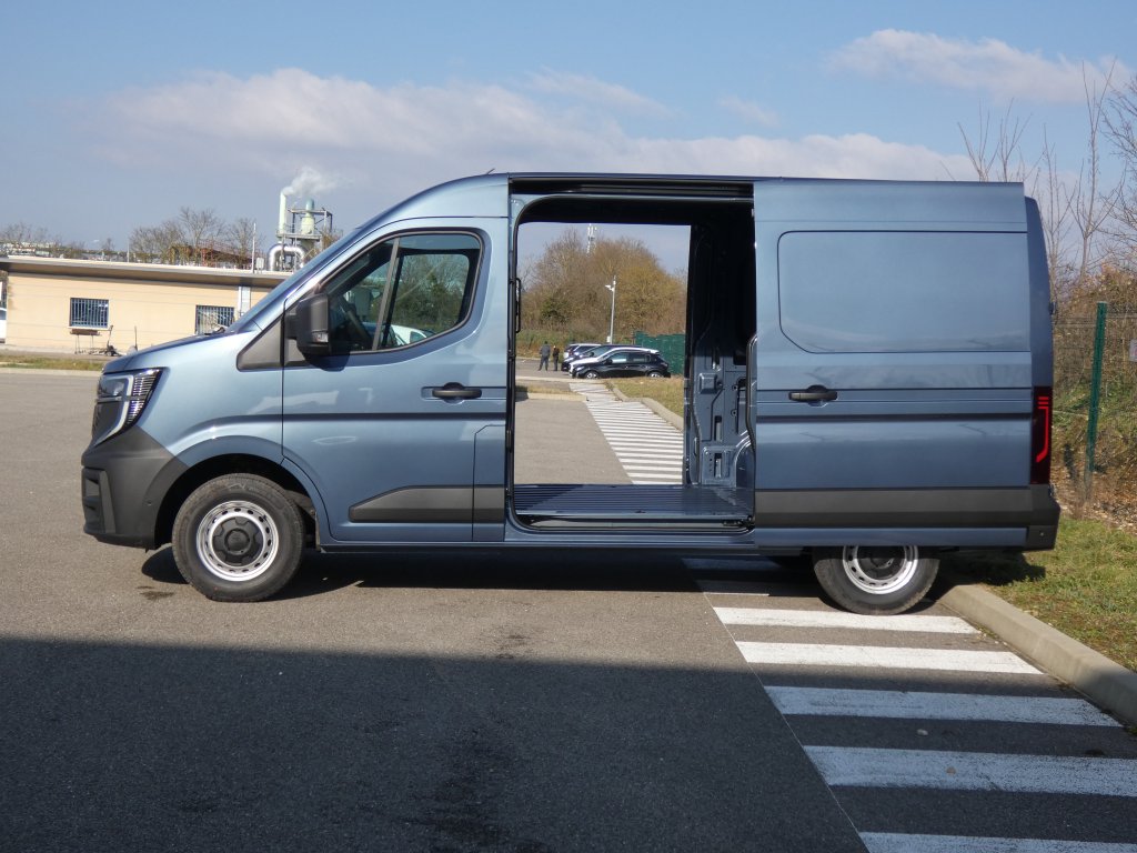 Photo véhicule 1 RENAULT Master fourgon nouveau TRAC 3T5 L2H2 BLUE DCI 170 EXTRA