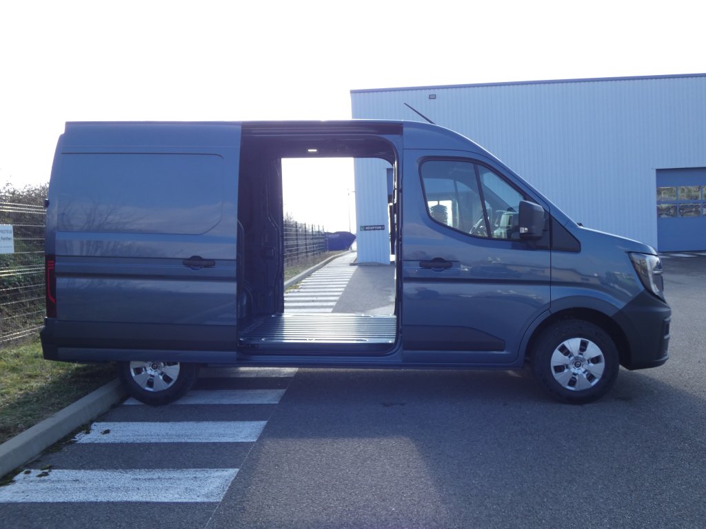 Photo véhicule 1 RENAULT Master fourgon nouveau TRAC 3T5 L2H2 BLUE DCI 170 EXTRA