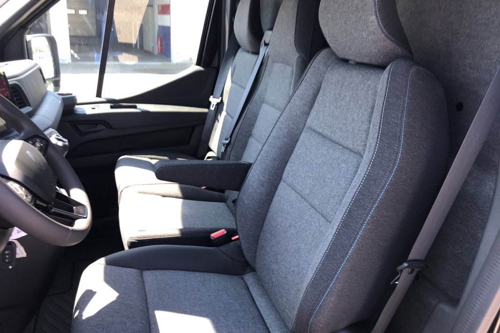 Photo véhicule 1 RENAULT Master fourgon nouveau TRAC 3T5 L2H2 BLUE DCI 170 EXTRA
