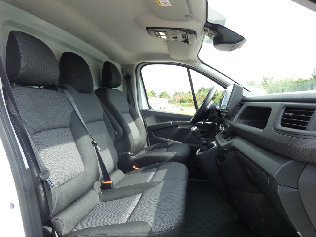Photo véhicule 1 RENAULT Trafic fourgon L2H1 3T BLUE DCI 130 GSR2 ADVANCE