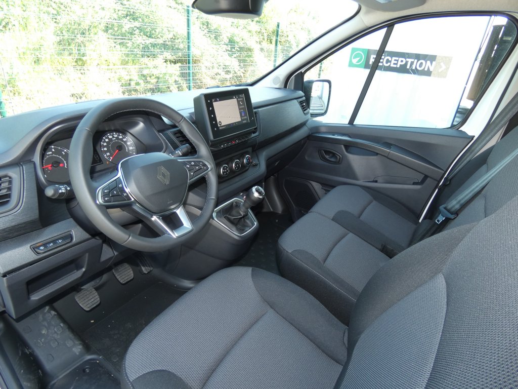Photo véhicule 1 RENAULT Trafic fourgon L2H1 3T BLUE DCI 130 GSR2 ADVANCE