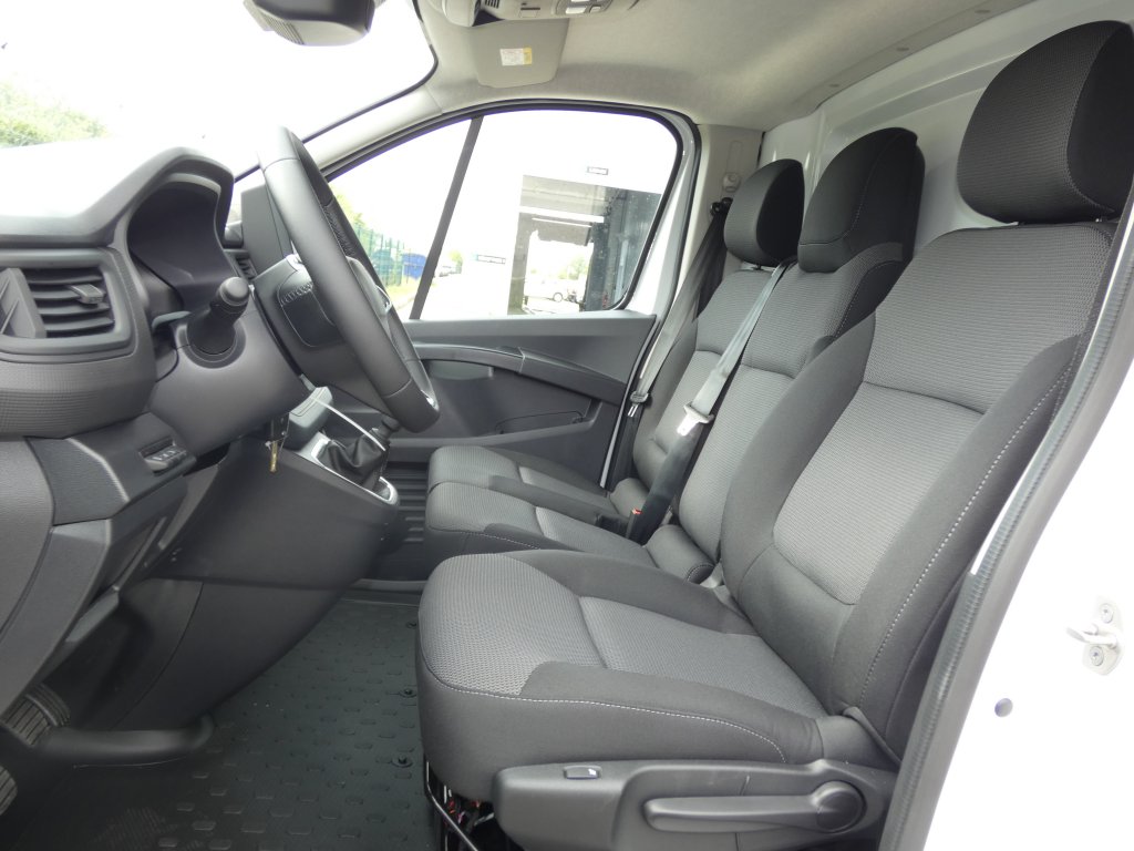Photo véhicule 1 RENAULT Trafic fourgon L2H1 3T BLUE DCI 130 GSR2 ADVANCE