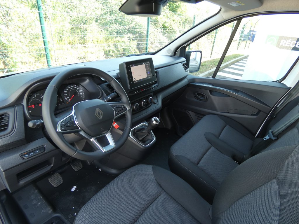 Photo véhicule 1 RENAULT Trafic fourgon L2H1 3T BLUE DCI 130 GSR2 ADVANCE