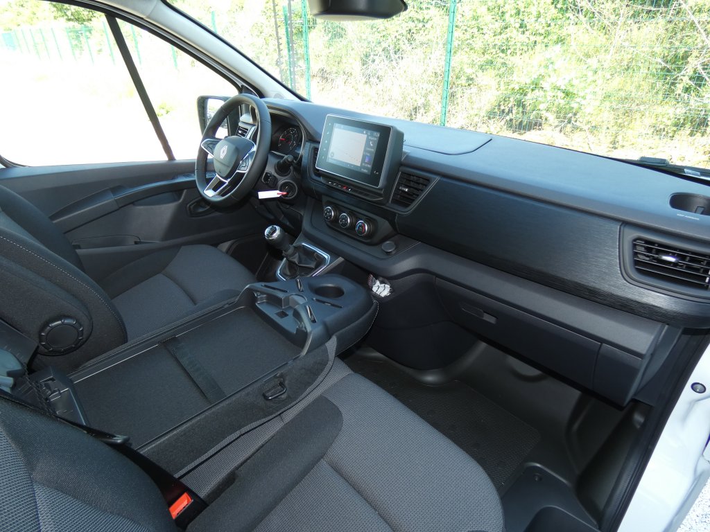 Photo véhicule 1 RENAULT Trafic fourgon L2H1 3T BLUE DCI 130 GSR2 ADVANCE
