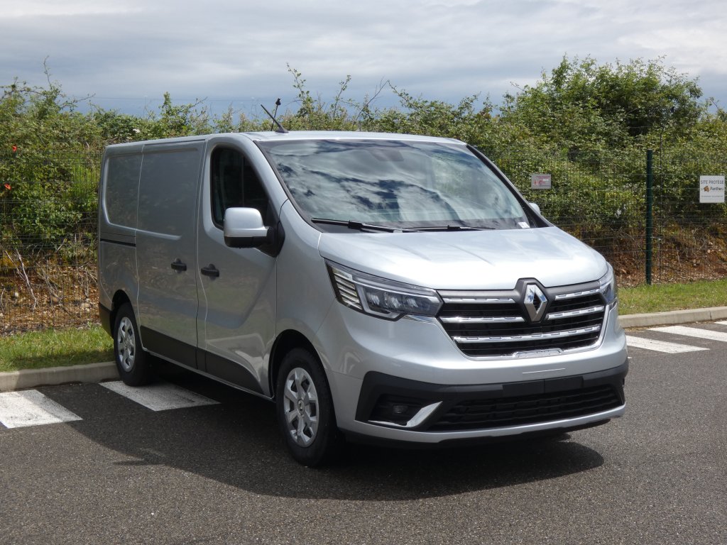 Photo véhicule 1 RENAULT Trafic fourgon TRAFIC FGN L1H1 3000 KG BLUE DCI 150 EDC GRAND CONFORT