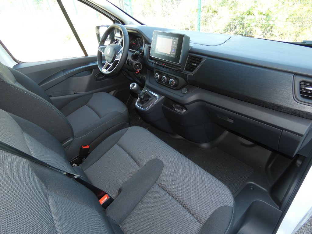 Photo véhicule 1 RENAULT Trafic fourgon L2H1 3T BLUE DCI 130 GSR2 ADVANCE