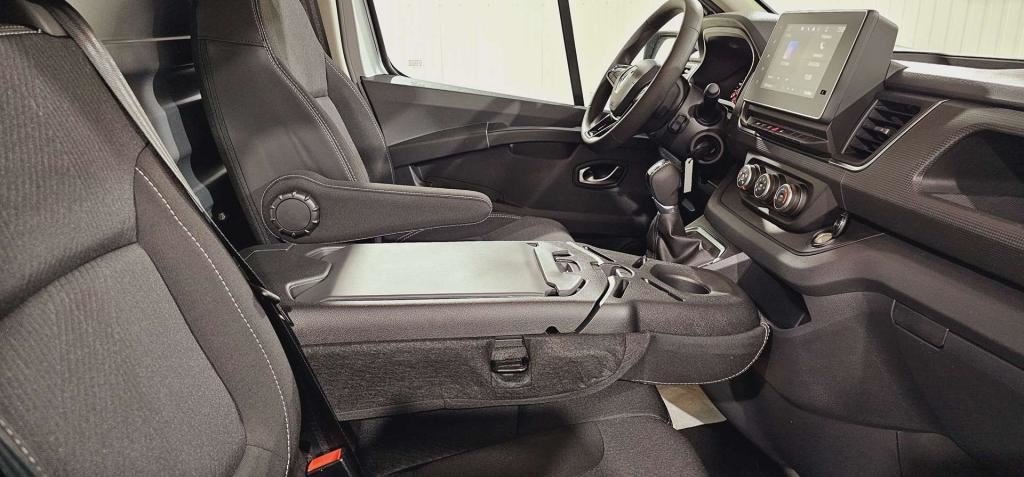 Photo véhicule 1 RENAULT Trafic fourgon TRAFIC FGN L1H1 3000 KG BLUE DCI 150 EDC GRAND CONFORT