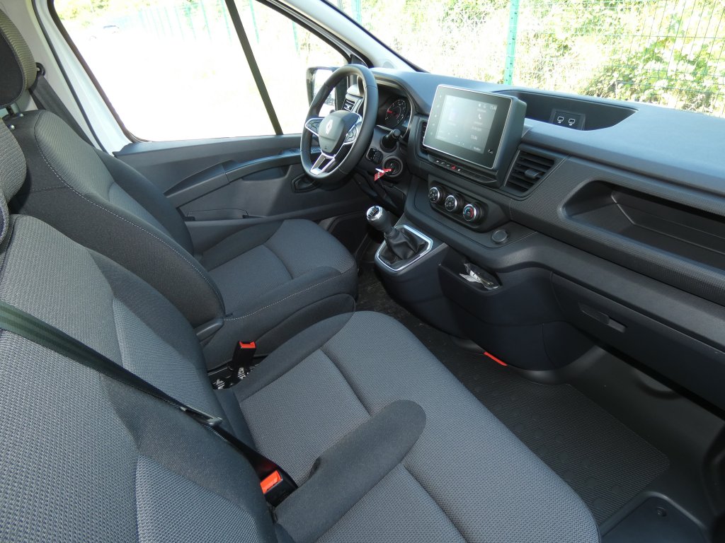Photo véhicule 1 RENAULT Trafic fourgon L2H1 3T BLUE DCI 130 GSR2 ADVANCE