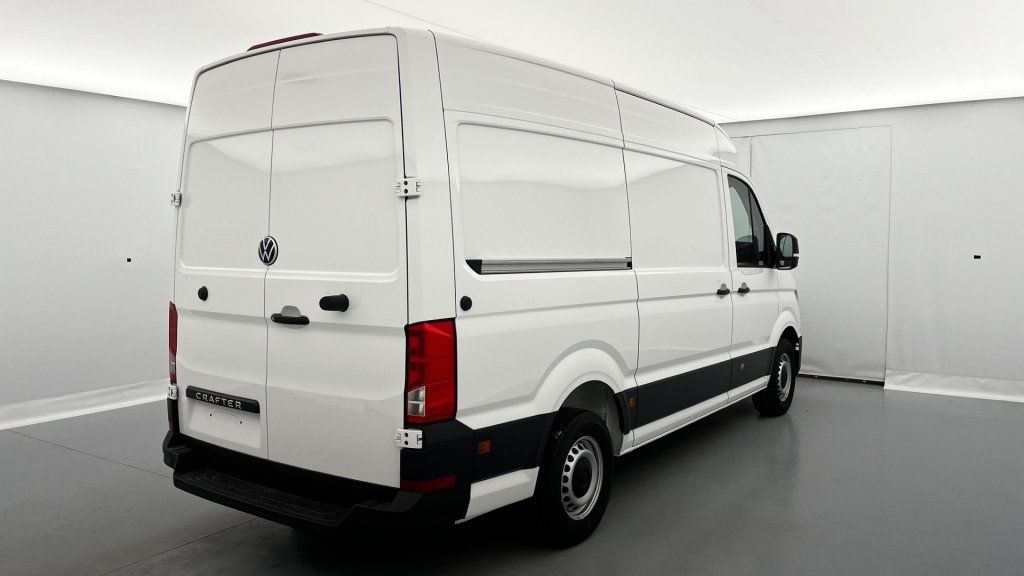 Photo véhicule 1 VOLKSWAGEN CRAFTER VAN 35 L3H2 2.0 TDI 140 CH BUSINESS