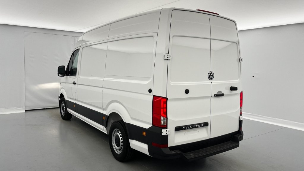 Photo véhicule 1 VOLKSWAGEN CRAFTER VAN 35 L3H2 2.0 TDI 140 CH BUSINESS