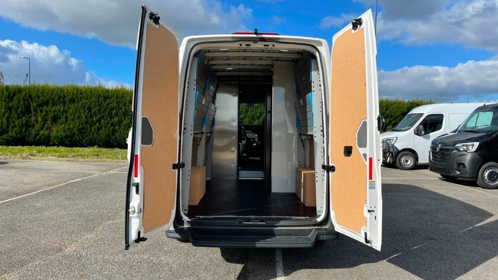 Photo véhicule 1 VOLKSWAGEN CRAFTER VAN Crafter van 30 L3H3 2.0 TDI 102ch ProFirst Carrier