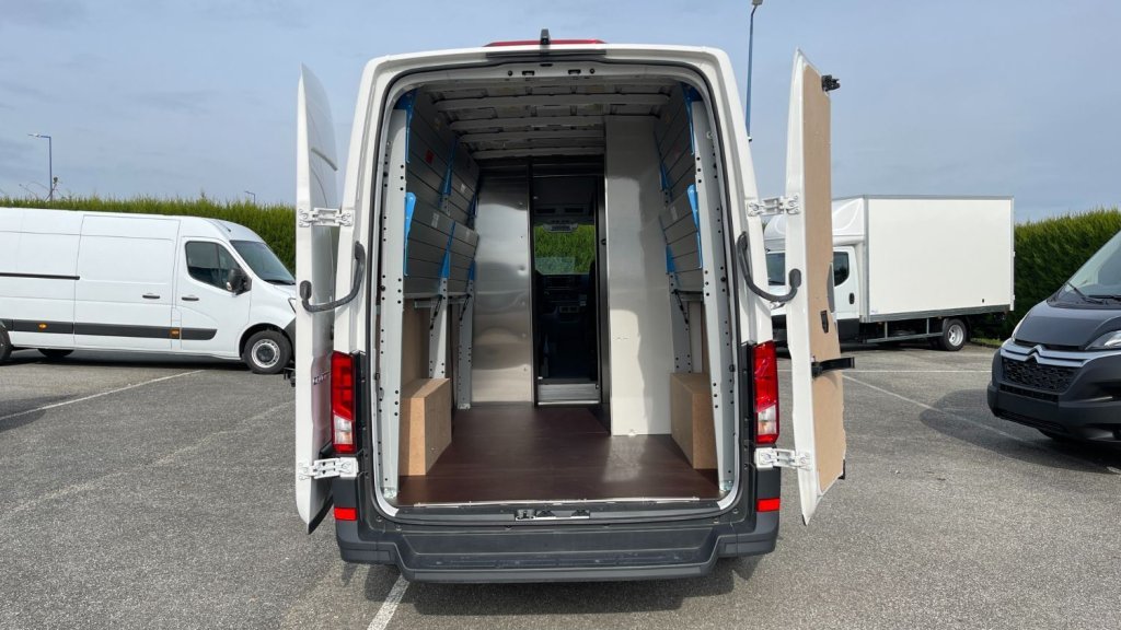 Photo véhicule 1 VOLKSWAGEN CRAFTER VAN Crafter van 30 L3H3 2.0 TDI 102ch ProFirst Carrier