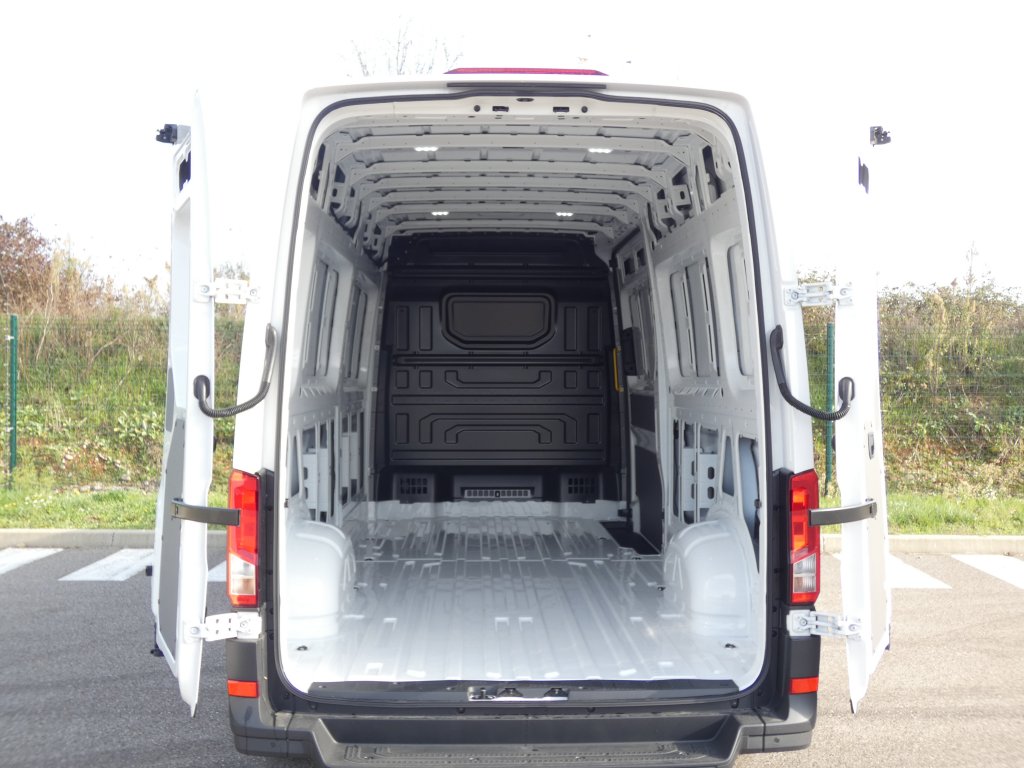 Photo véhicule 1 VOLKSWAGEN Crafter van nouveau 35 L4H3 2.0 TDI 140 CH BUSINESS