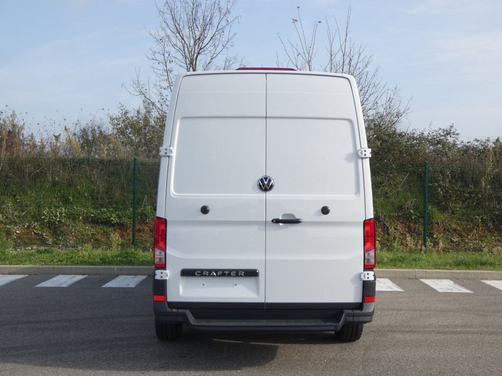 Photo véhicule 1 VOLKSWAGEN Crafter van nouveau 35 L4H3 2.0 TDI 140 CH BUSINESS