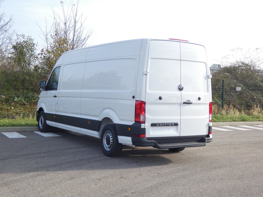 Photo véhicule 1 VOLKSWAGEN Crafter van nouveau 35 L4H3 2.0 TDI 140 CH BUSINESS