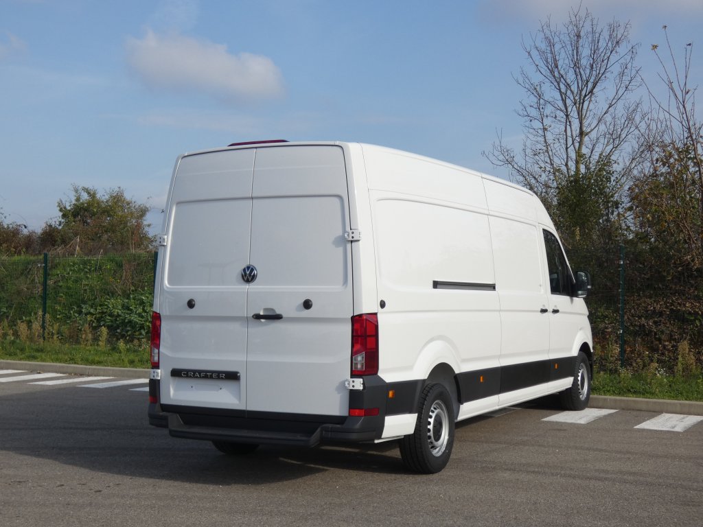 Photo véhicule 1 VOLKSWAGEN Crafter van nouveau 35 L4H3 2.0 TDI 140 CH BUSINESS