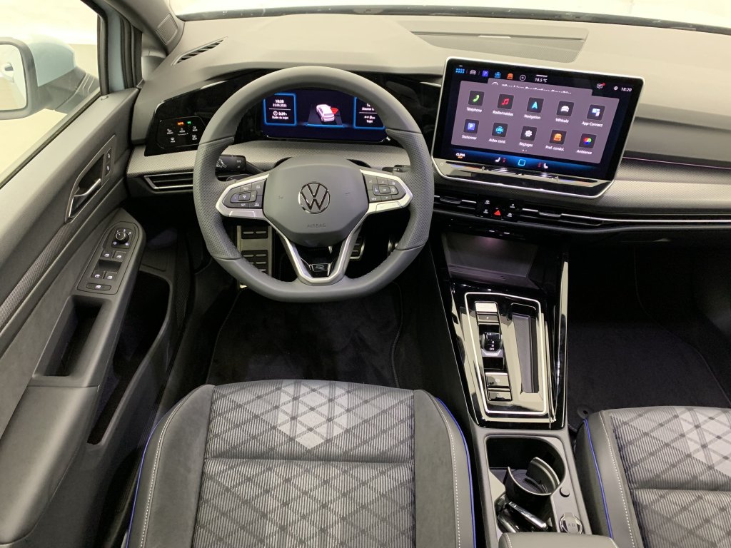 Photo véhicule 1 VOLKSWAGEN Golf 8 nouvelle 2.0 TDI 150 DSG7 R-LINE