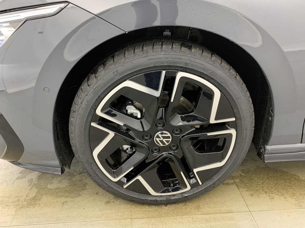 Photo véhicule 1 VOLKSWAGEN Golf 8 nouvelle 2.0 TDI 150 DSG7 R-LINE
