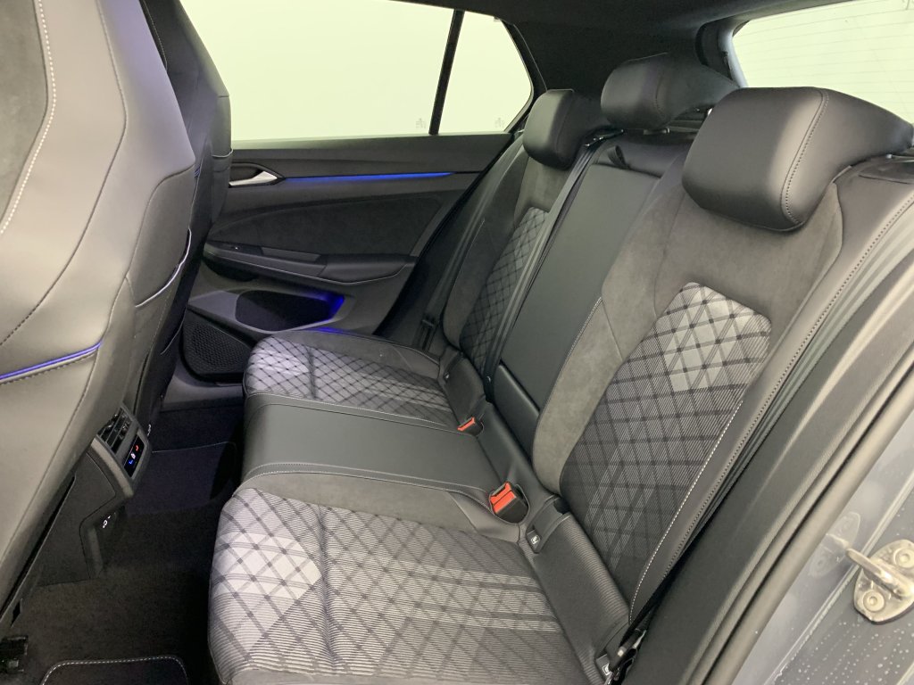 Photo véhicule 1 VOLKSWAGEN Golf 8 nouvelle 2.0 TDI 150 DSG7 R-LINE