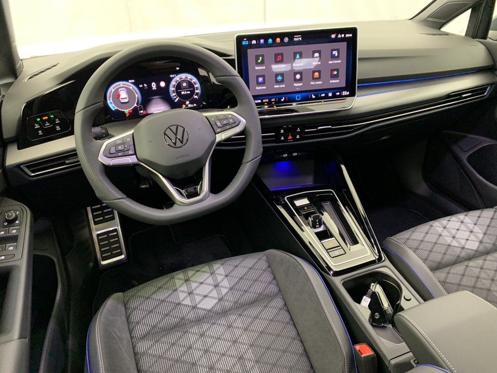 Photo véhicule 1 VOLKSWAGEN Golf 8 nouvelle 2.0 TDI 150 DSG7 R-LINE