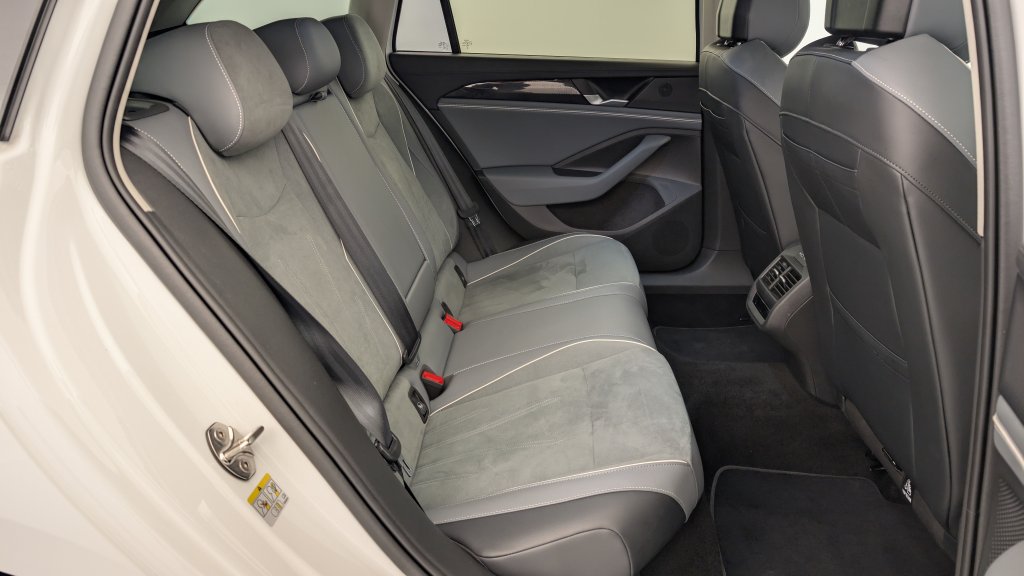 Photo véhicule 1 VOLKSWAGEN Passat sw nouvelle 1.5 ETSI OPF 150 DSG7 LIFE PLUS