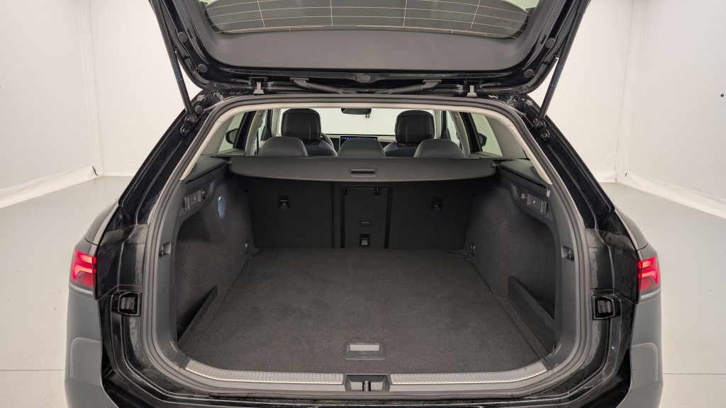 Photo véhicule 1 VOLKSWAGEN Passat sw nouvelle 1.5 ETSI OPF 150 DSG7 LIFE PLUS