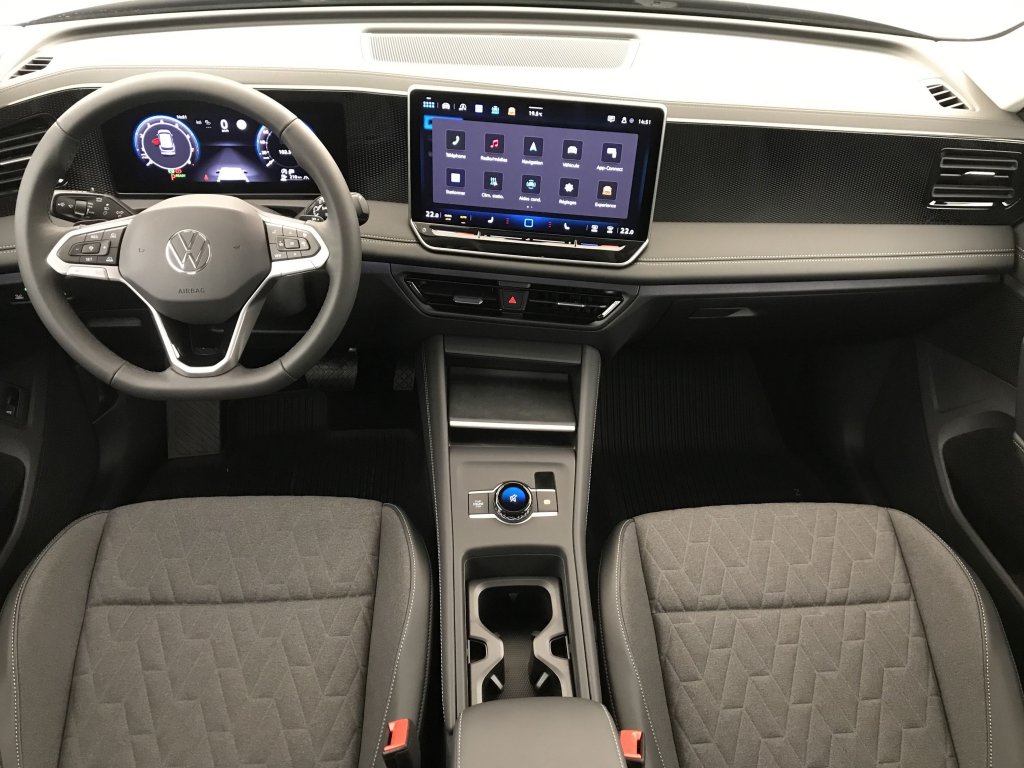 Photo véhicule 1 VOLKSWAGEN Tiguan nouveau 1.5 eTSI 150CV DSG7 LIFE PLUS