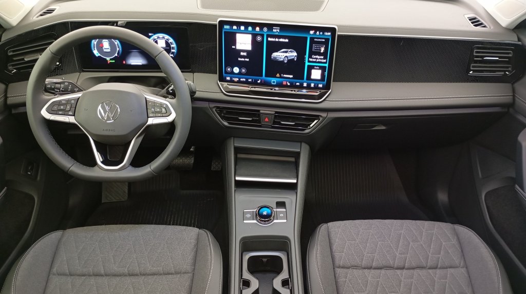 Photo véhicule 1 VOLKSWAGEN Tiguan nouveau 1.5 eTSI 150CV DSG7 LIFE PLUS