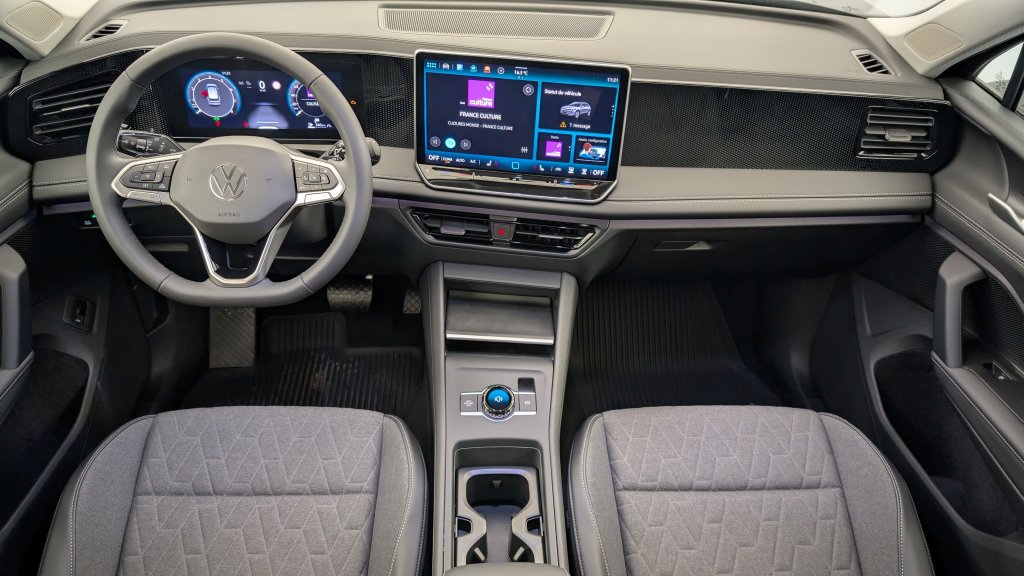 Photo véhicule 1 VOLKSWAGEN Tiguan nouveau 1.5 eTSI 150CV DSG7 LIFE PLUS